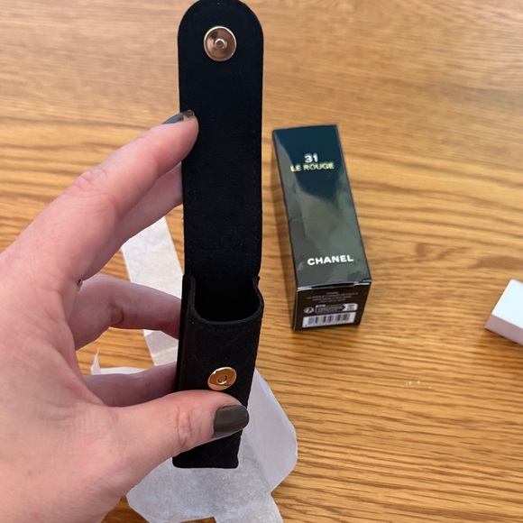 CHANEL Le Rouge Lipstick holder in Black and Gold - Picture 4 of 7